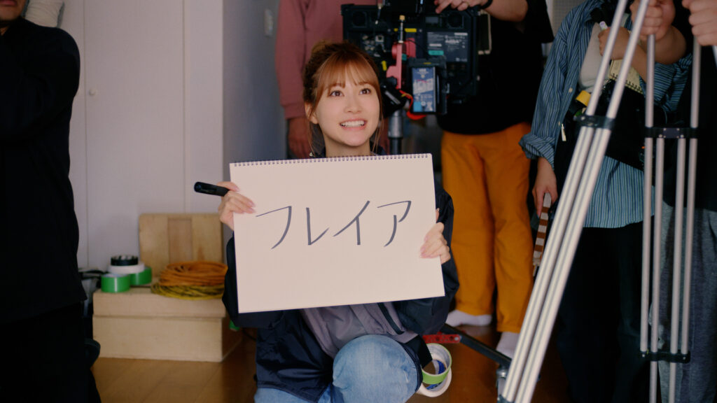 ADに扮する生見愛瑠さん（めるる）さん。フレイアクリニック新CM『フレイヤじゃなくてフレイア』AD ver.キャプチャー